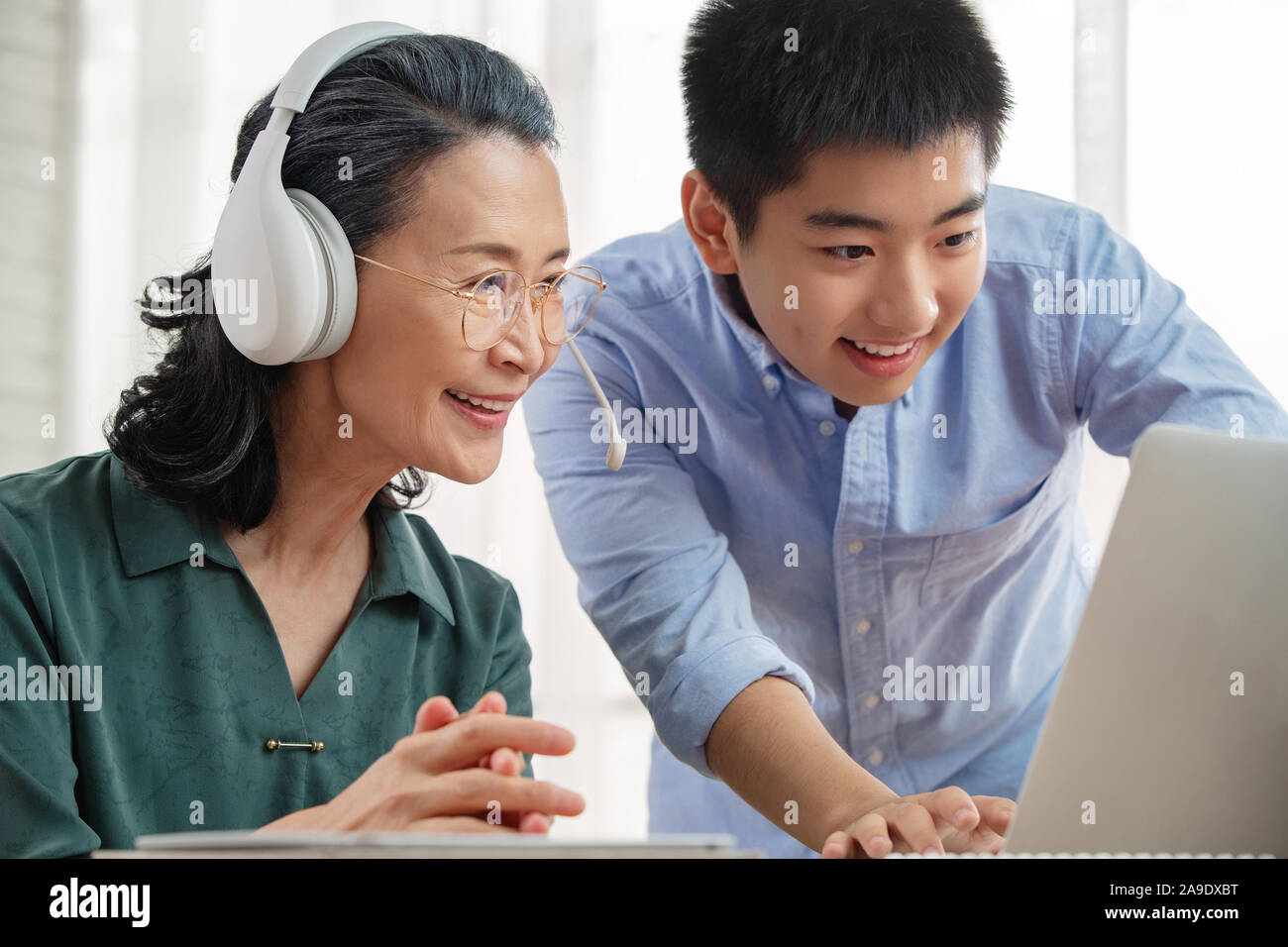 Training on computers hi-res stock photography and images - Alamy