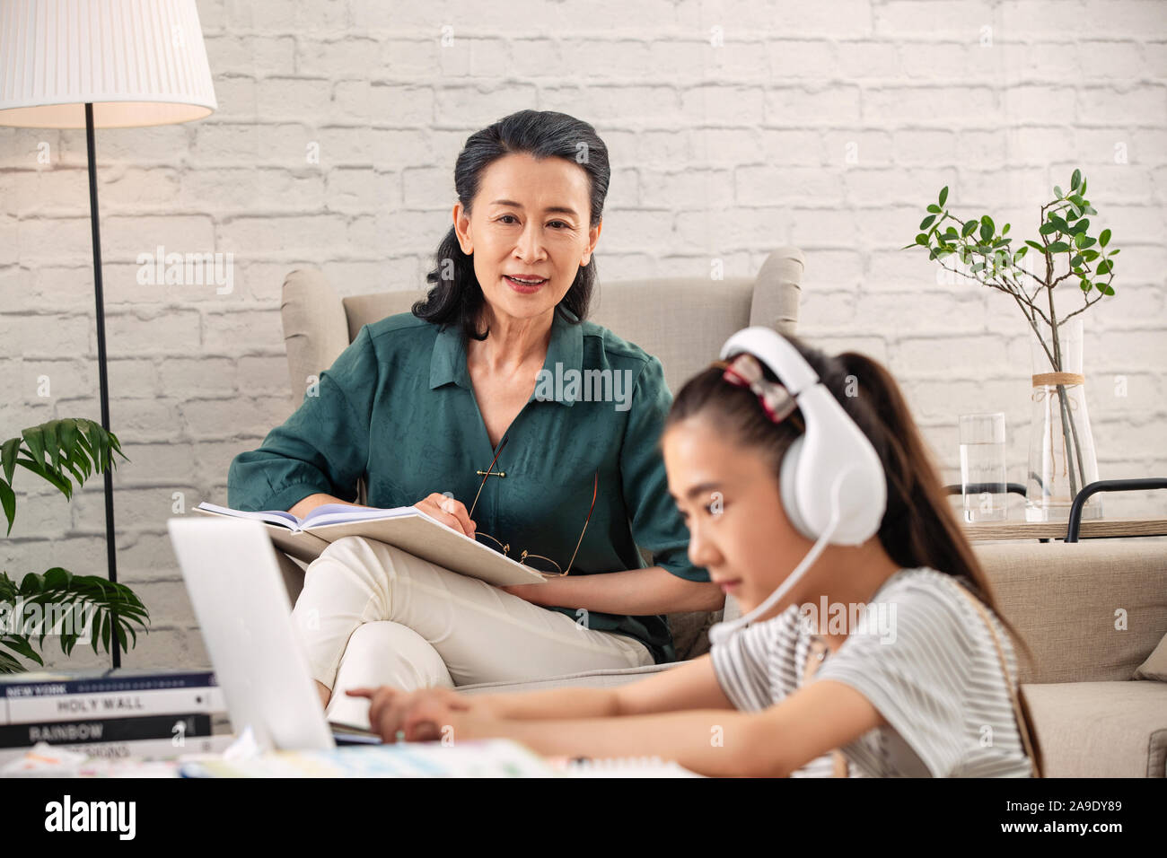 Students look at the computer online learning Stock Photo Alamy