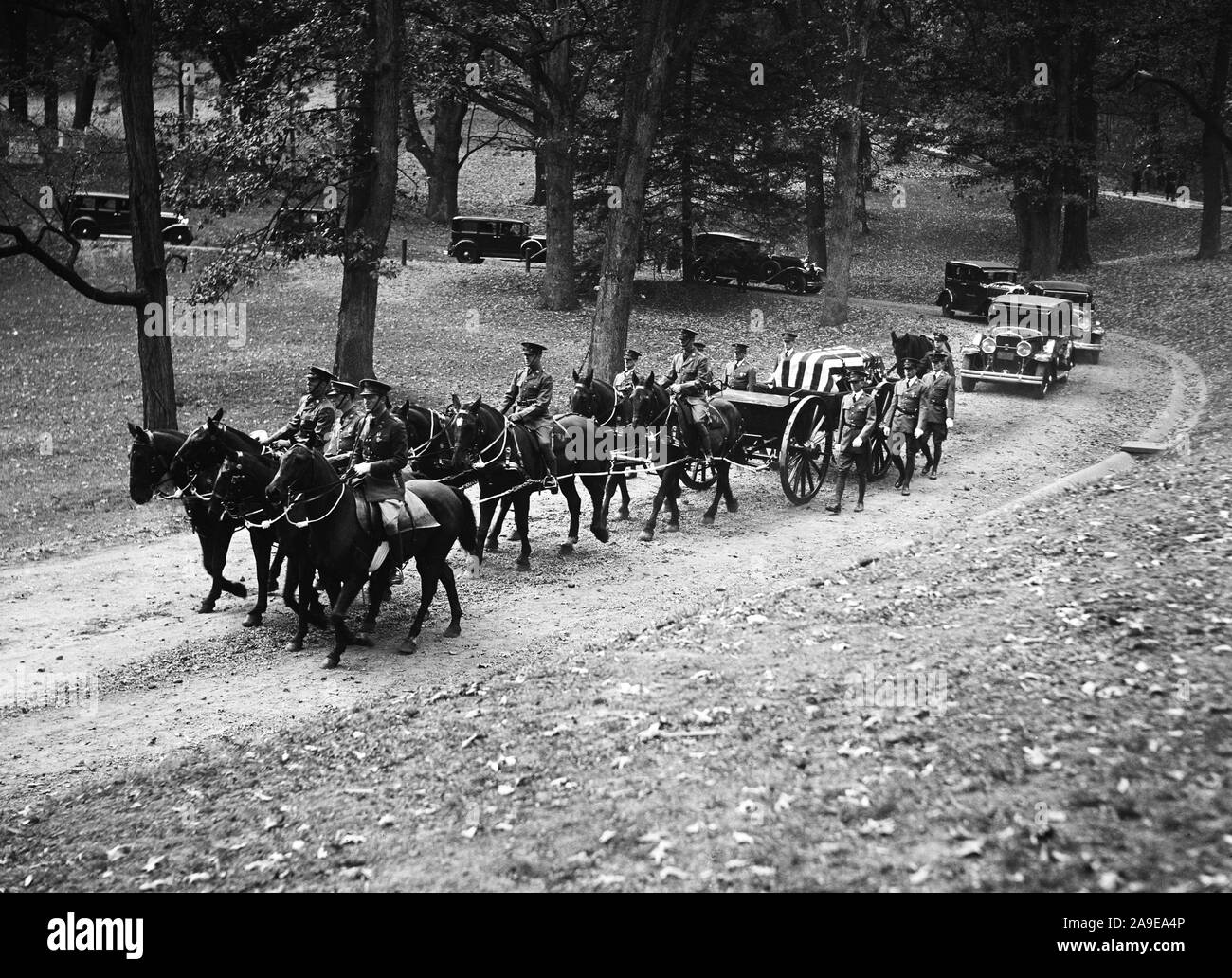 A cortege of more than 1,000 troops followed the caisson to the grave when  General Tasker H. Bliss, war- time Chief of Staff, was buried in Arlington  National Cemetary Stock Photo - Alamy