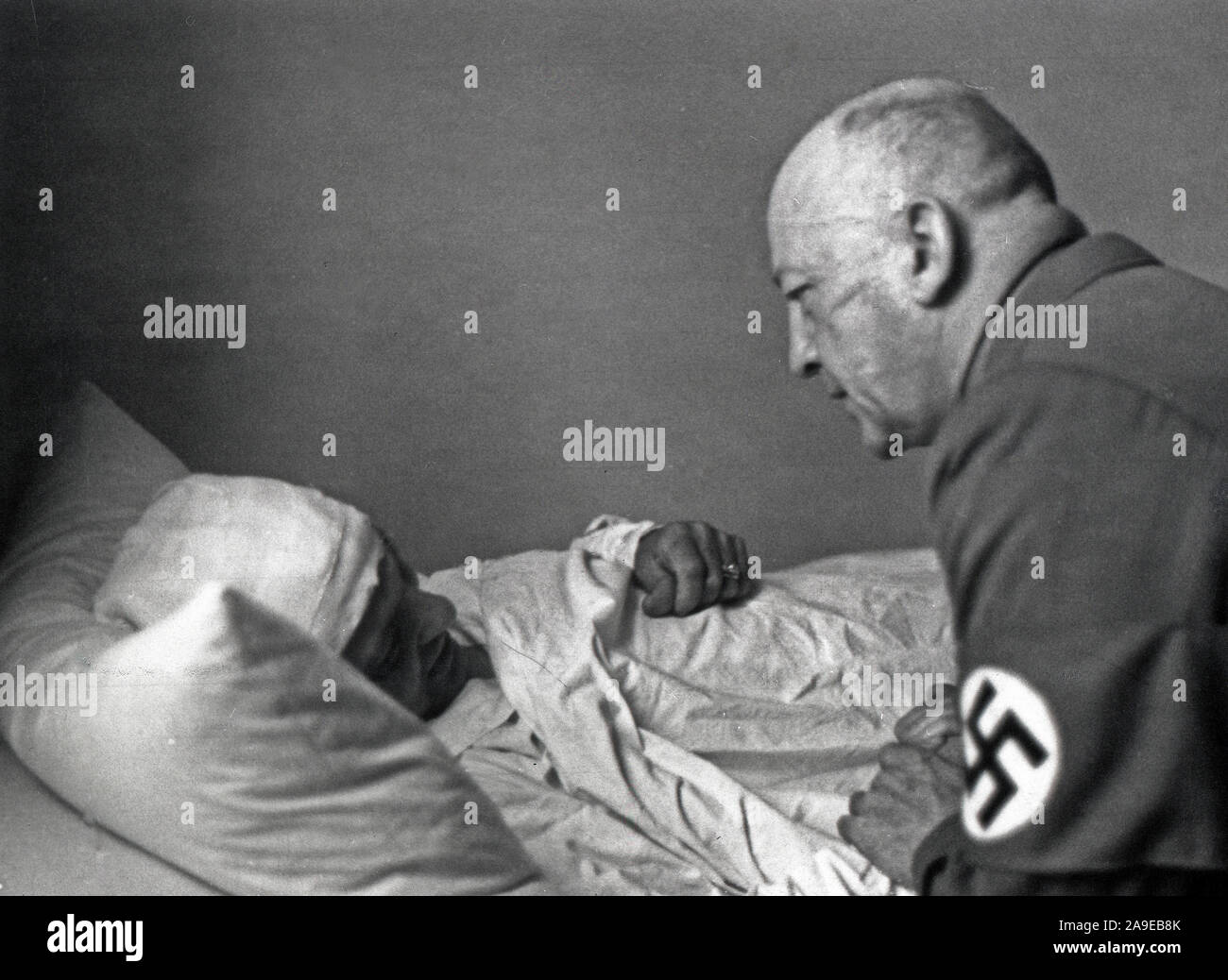 Eva Braun Collection (sedam) - Wounded soldier in hospital after failed assasination attempt on Adolf Hilter ca. November 1939 Stock Photo