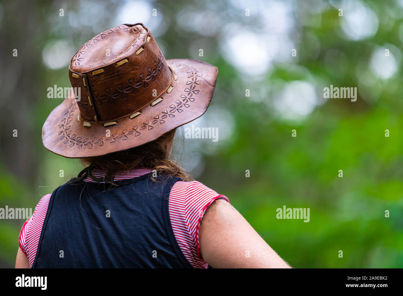 Girl wearing white cowboy hat hi-res stock photography and images - Alamy