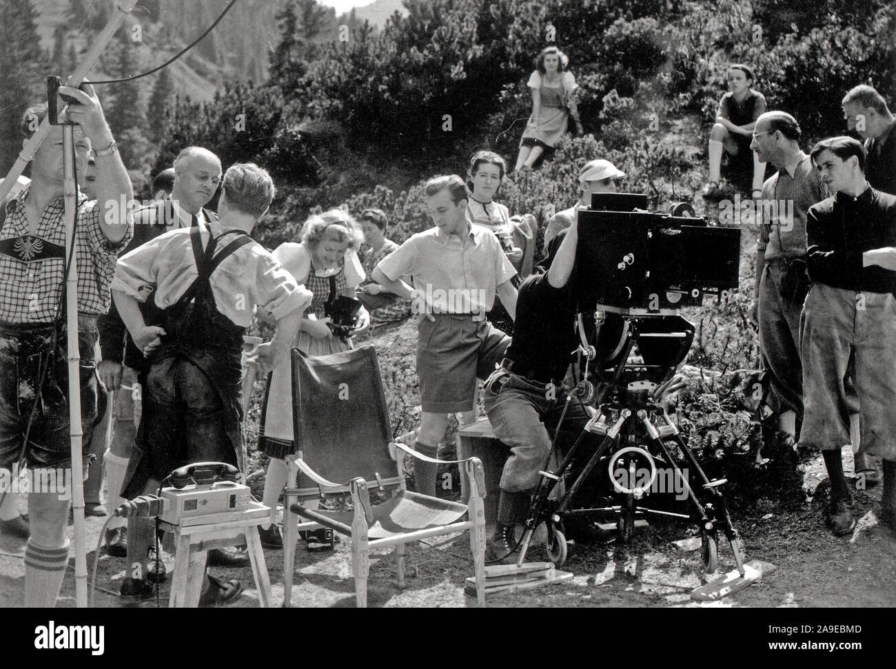 Eva Braun Collection (devet) - Original Caption: Besuch beim Film! Es wird gedreht 'der laufende Berg' (actors and actresses on movie set in Germany ca. late 1930s or early 1940s) Stock Photo