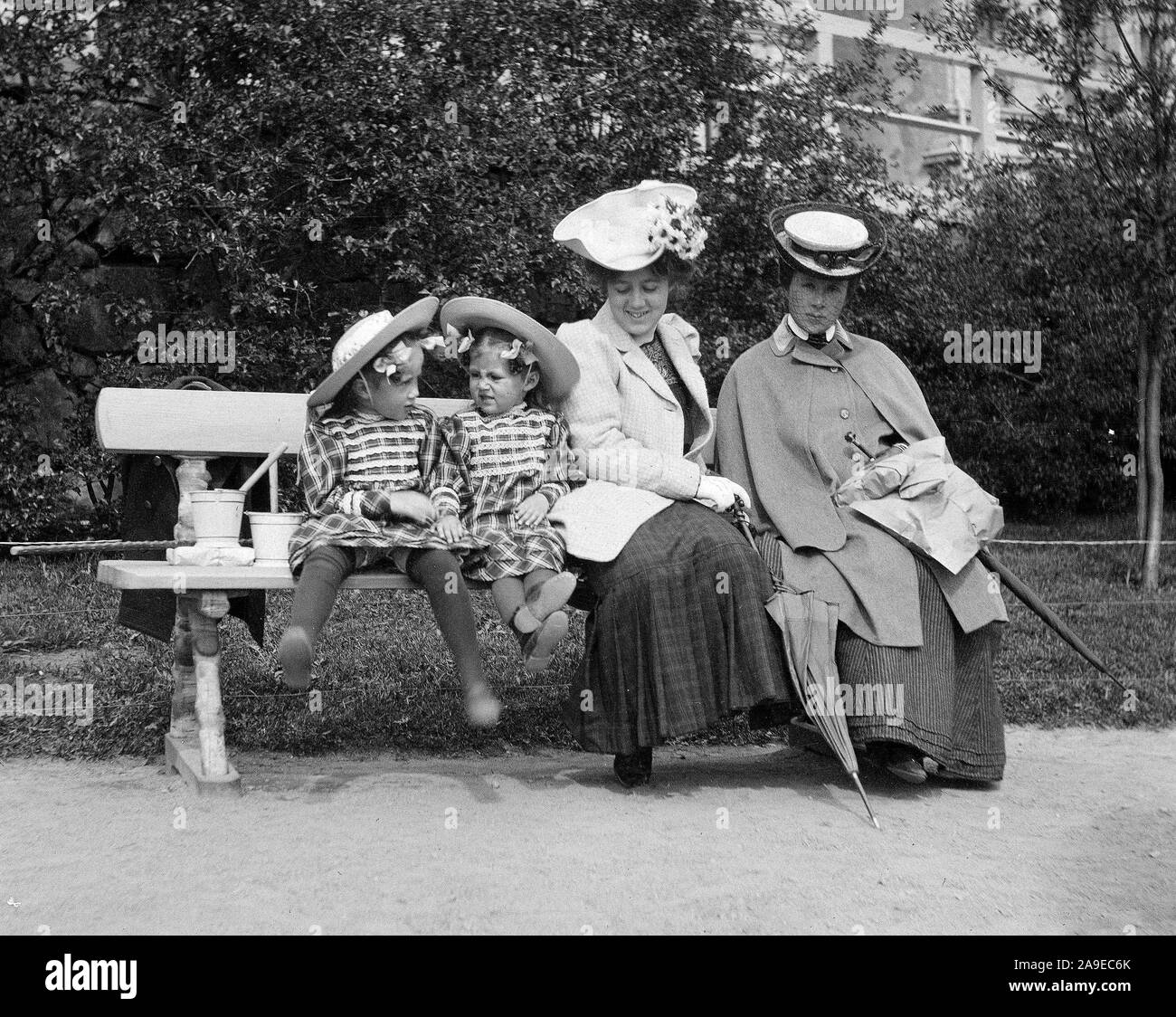 Early 1900s women on park bench hi-res stock photography and images - Alamy