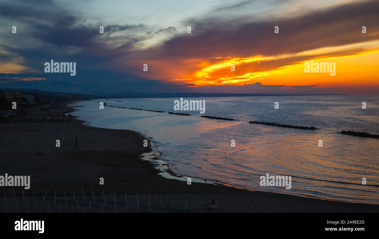 Golden hour illuminating beach hi-res stock photography and images - Alamy