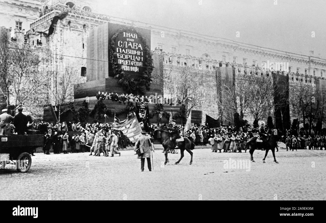 Early Communist history: People marching during the Russian Revolution ca. 1917-1919 Stock Photo