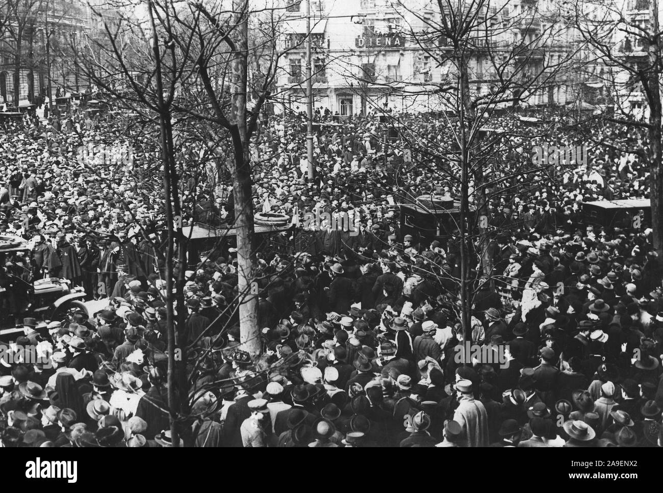 Ceremonies - Liberations - France - A section of the great crowd in the Place de Iena, Paris during the celebration on April 22, 1917 of 'America Day' in Paris Stock Photo