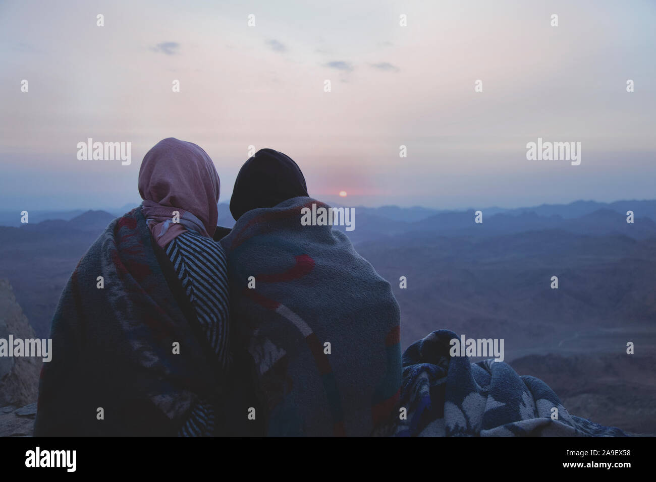 Couple sitting on cliff top hi-res stock photography and images - Alamy