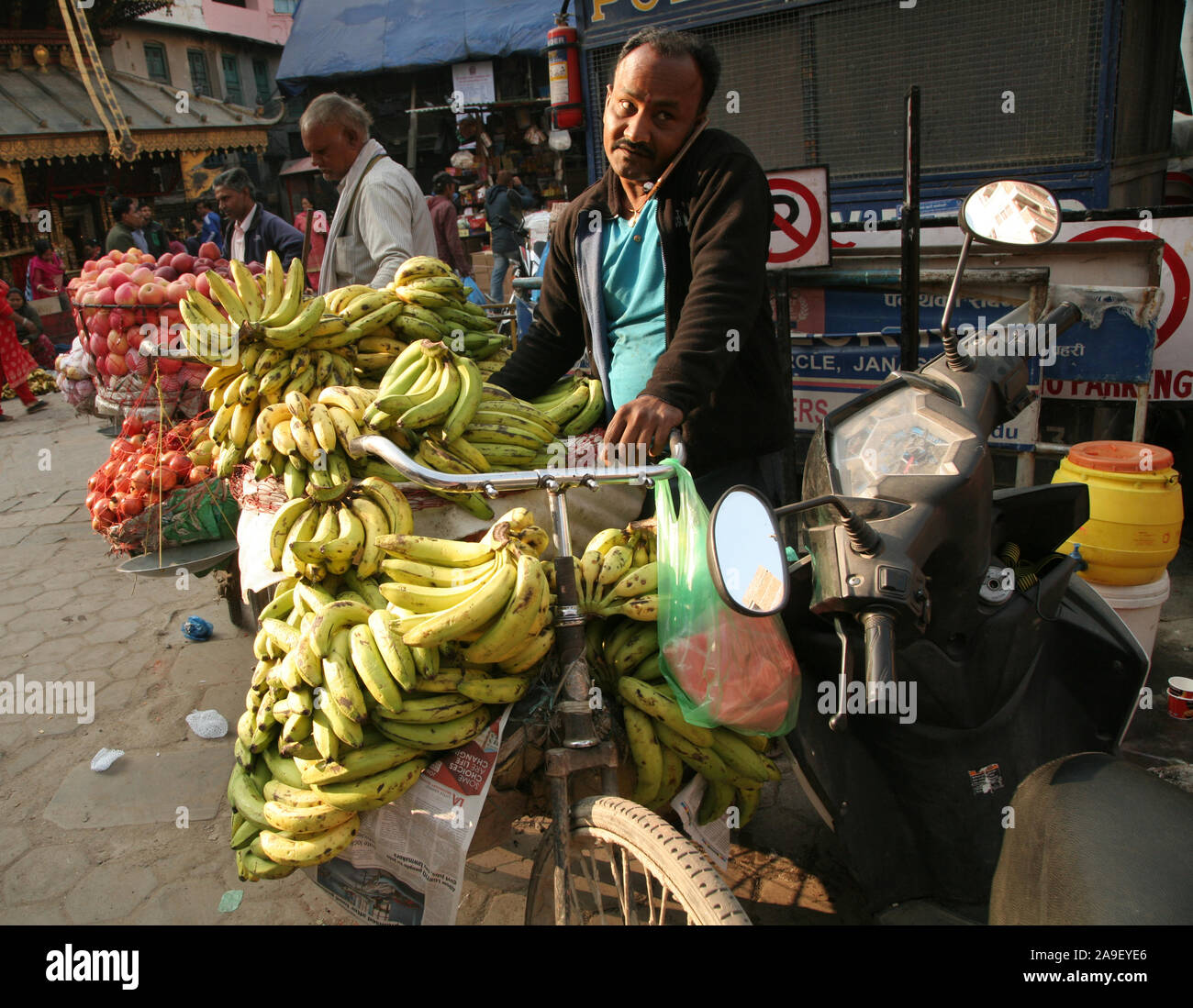 A Market trader selling bananas, Thamel district, Kathmandu, Nepal Stock Photo