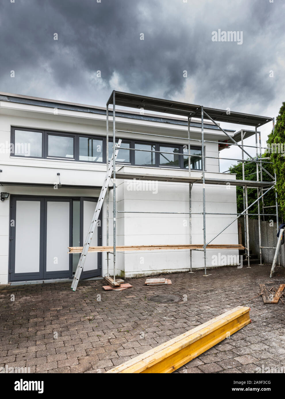 Painters scaffolding hi-res stock photography and images - Alamy