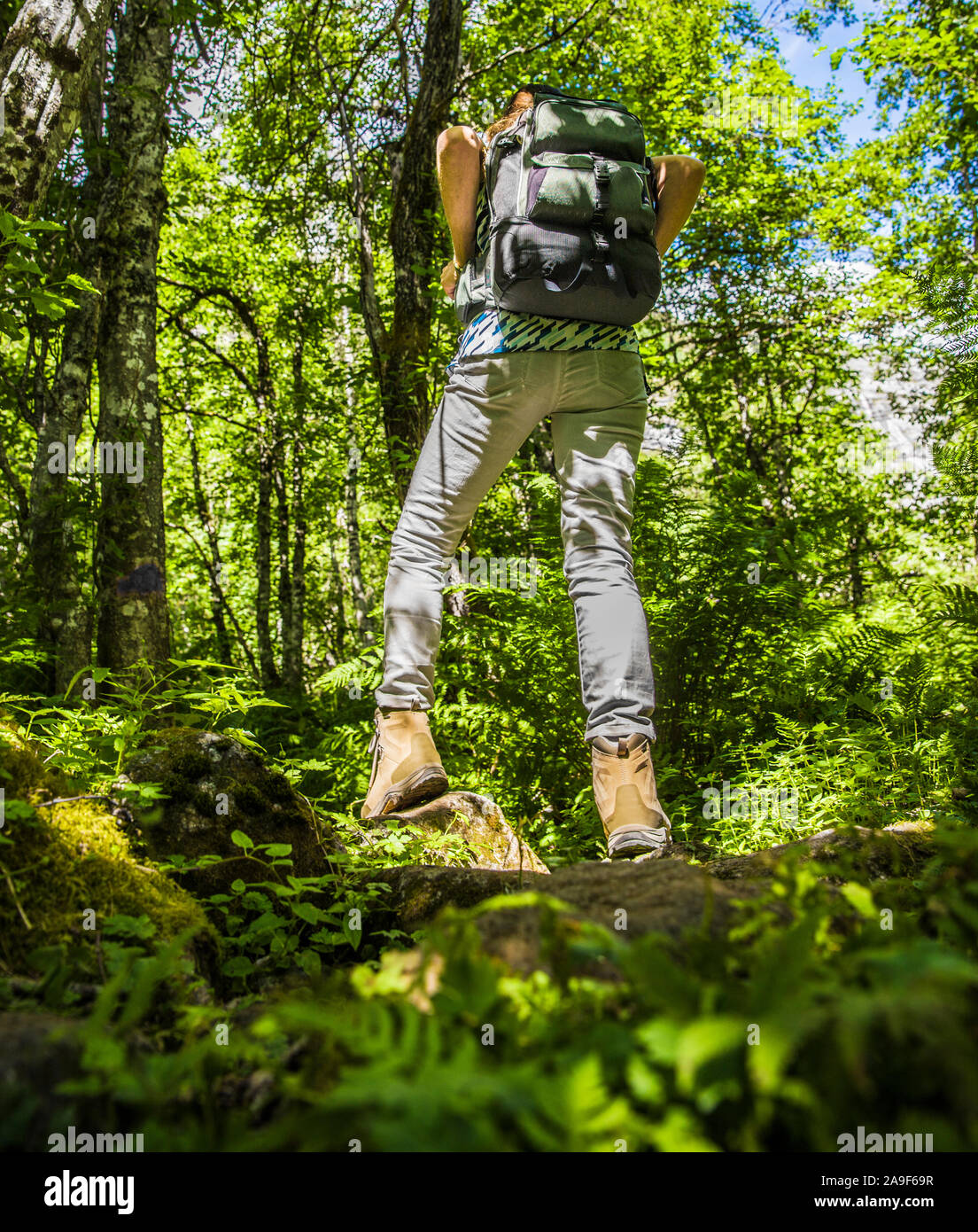 Woman solo hiking hi-res stock photography and images - Alamy