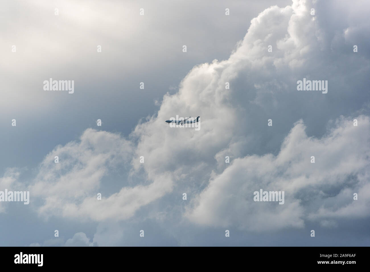 Plane flying into the sun hi-res stock photography and images - Alamy