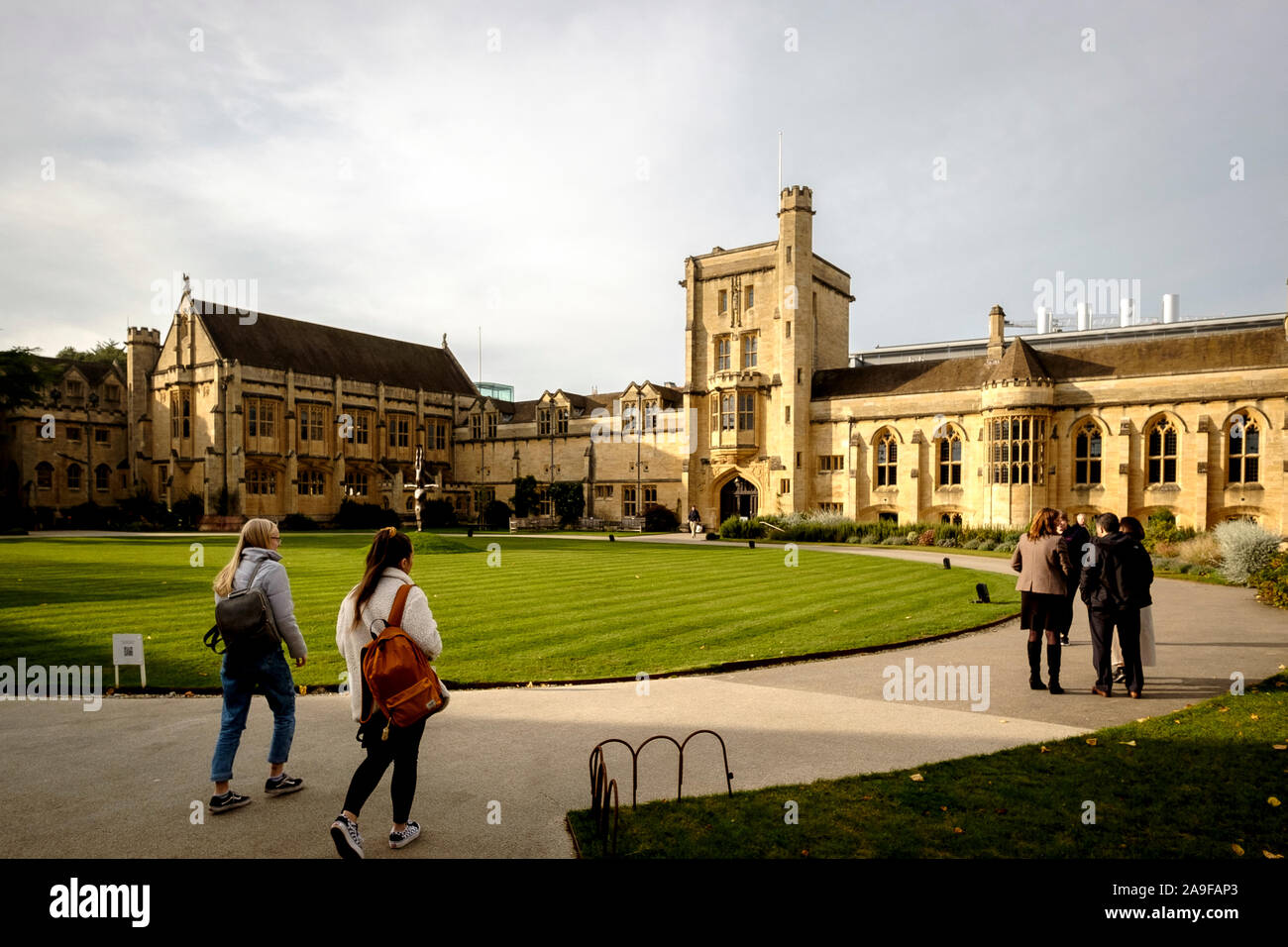 Mansfield College, University of Oxford - an Anthony Gormley sculpture in the centre of the lawn Stock Photo