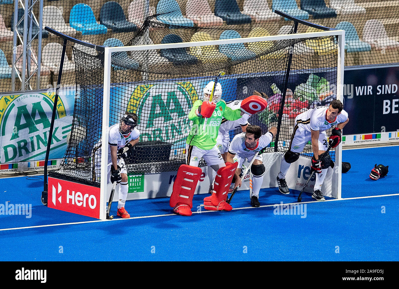 Borussia Monchengladbach, Deutschland. 02nd Nov, 2019. Penalty corner vs team GER, goalkeeper Victor ALY (GER) and players are in the goal. Germany (GER) - Austria (AUT) 5: 0 on the 02.11.2019 Hockey Olympia qualification of the men from 02.11. - 3.11.2019 in Borussia Monchengladbach/Germany. ¬ | usage worldwide Credit: dpa/Alamy Live News Stock Photo