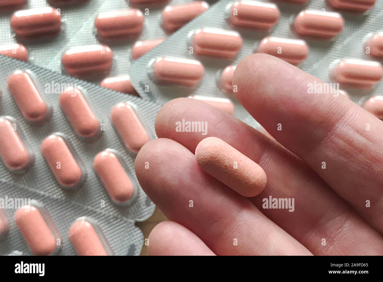 Munich, Deutschland. 15th Nov, 2019. Topic Taking pills, medications, pills. | usage worldwide Credit: dpa/Alamy Live News Stock Photo