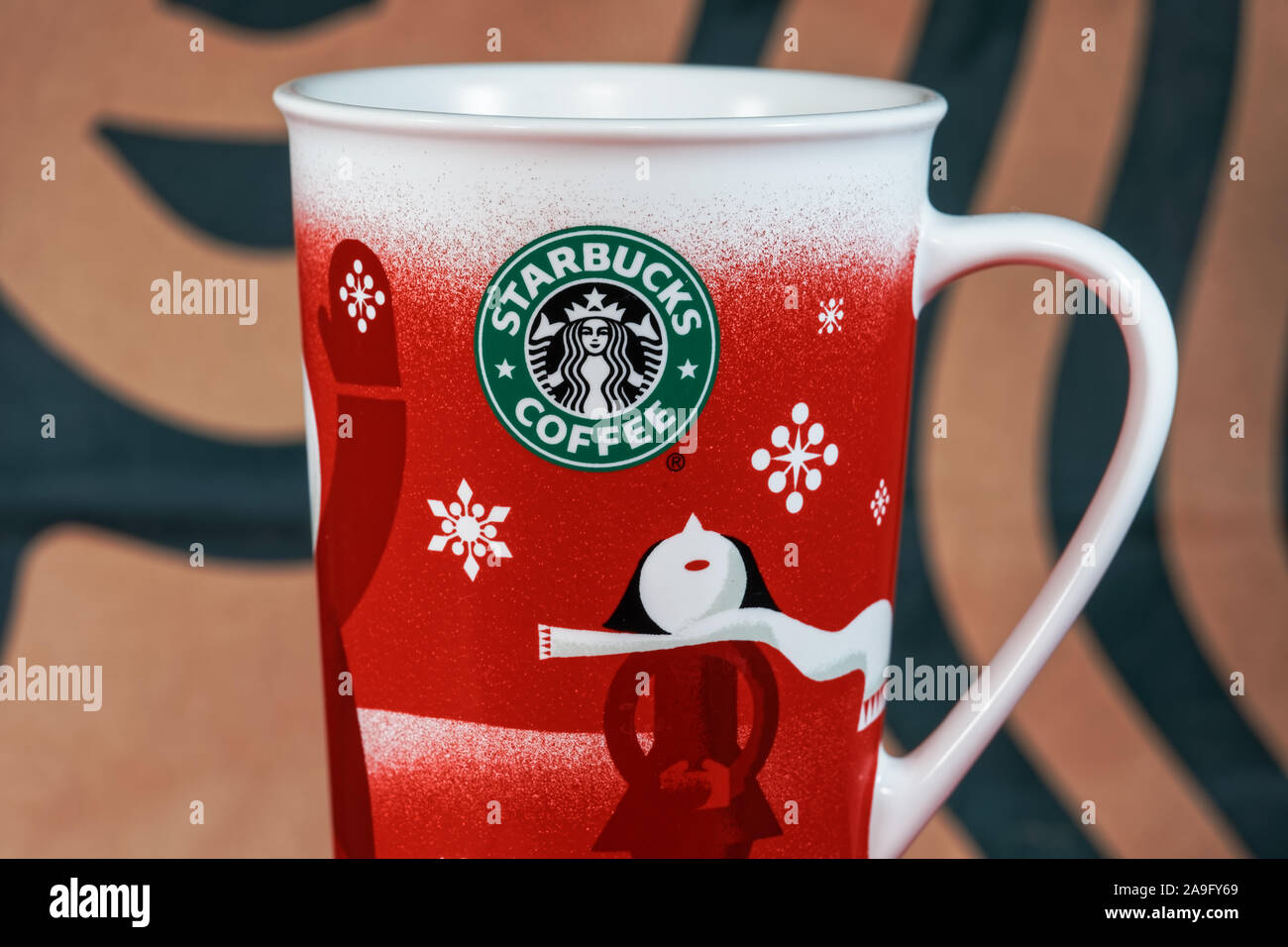 Starbucks Christmas Coffee cups. Seasonal beverage holiday cup with green &  white siren company logo in Starbucks bag defocused background Stock Photo  - Alamy
