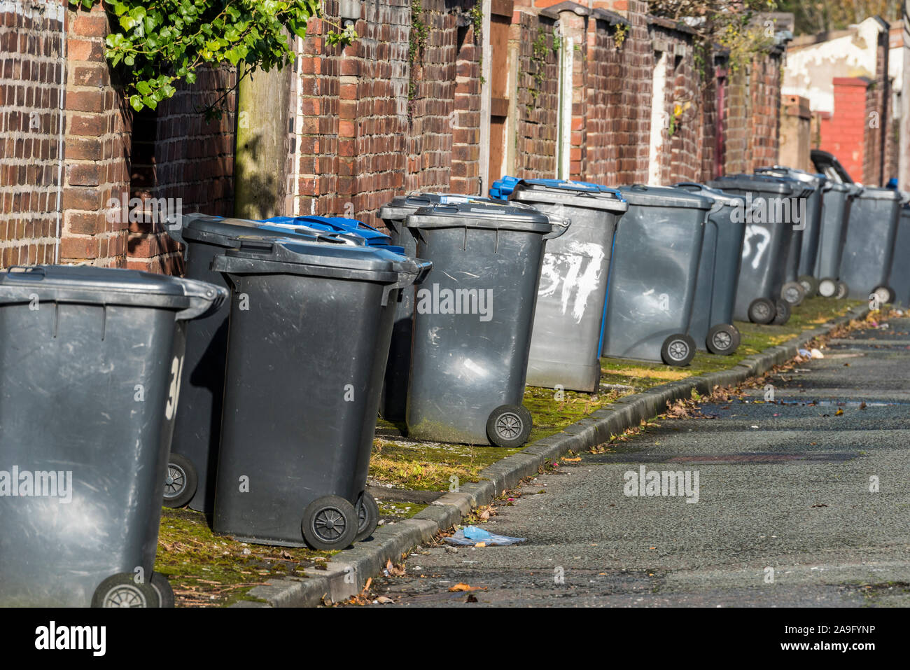 Domestic wheelie bins hires stock photography and images Alamy