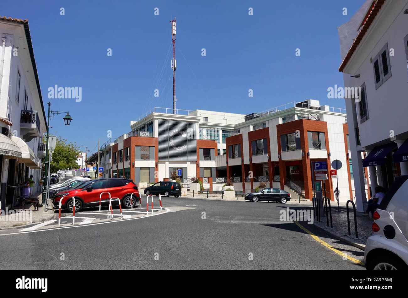 Loja do Cidadao de Cascais Building Exterior A Local Government Office Complex In Cascais Portugal Housing The Citizen Shop And A CTT Post Office Stock Photo