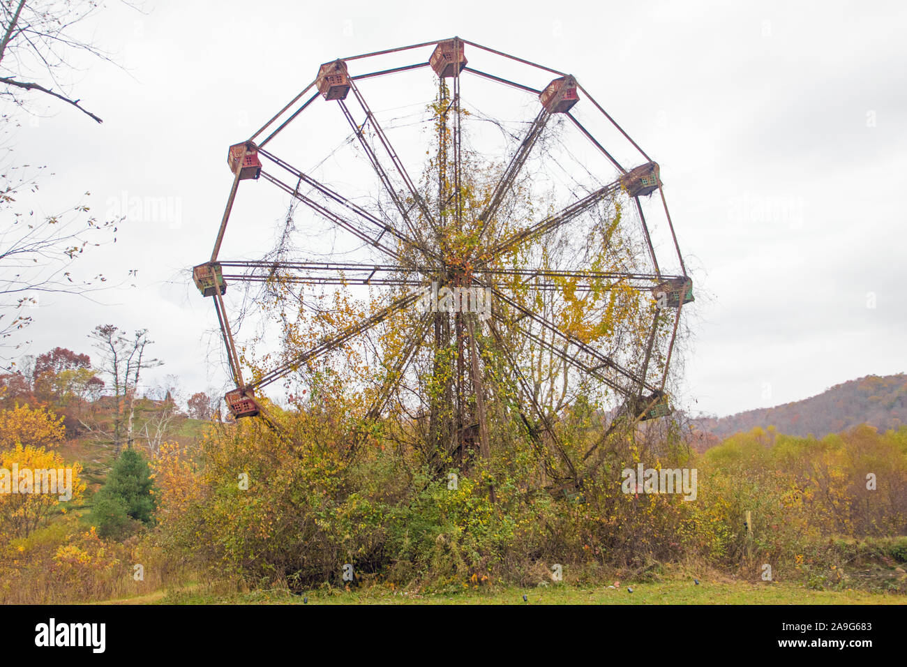 Abandoned amusement park hi-res stock photography and images - Alamy