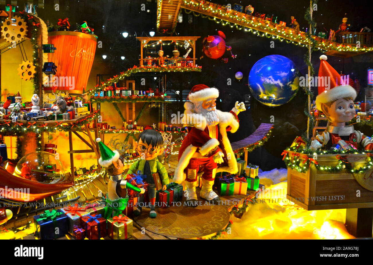 Holiday window display at MACY'S, New York City Stock Photo Alamy
