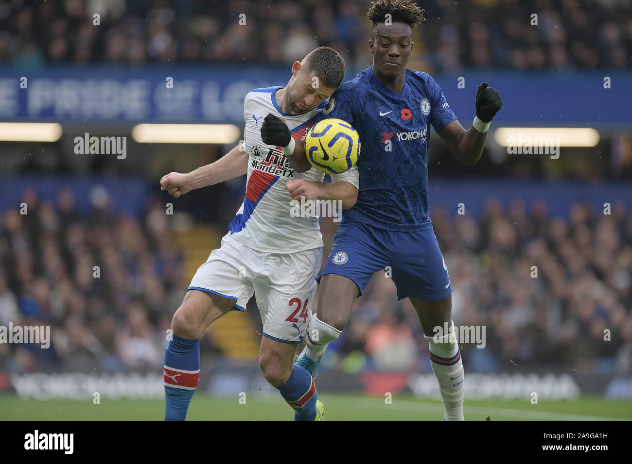 Tammy Abraham of Chelsea clashes with Gary Cahill Crystal Palace during the Chelsea vs Crystal Palace Premier League match at Stamford Bridge -Editori Stock Photo