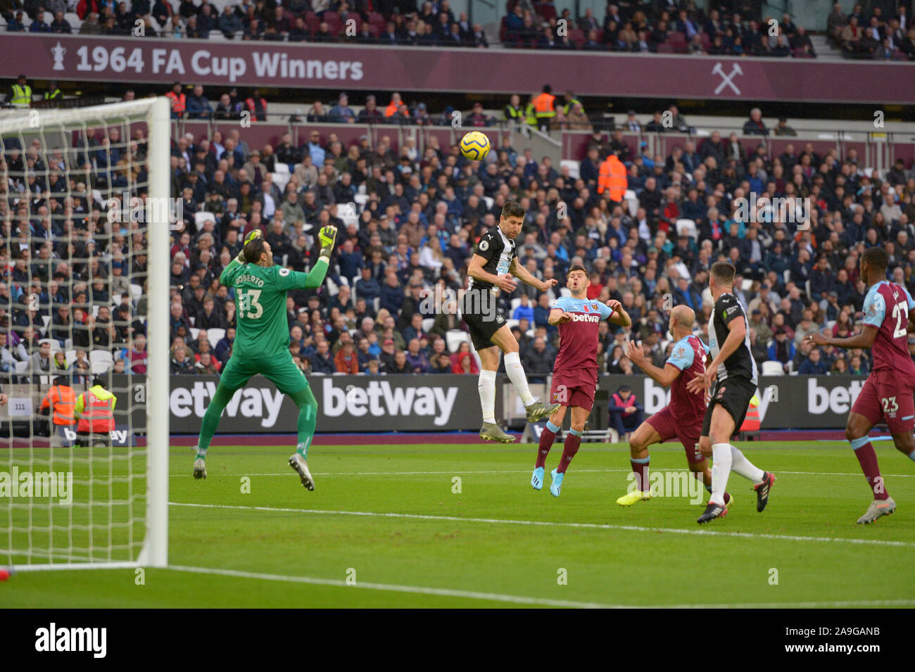 GOAL Federico Fernandez of Newcastle Utd scores the second goal during the West Ham vs Newcastle United Premier League match at the London Stadium  2n Stock Photo