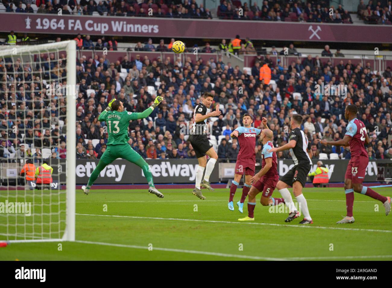 GOAL Federico Fernandez of Newcastle Utd scores the second goal during the West Ham vs Newcastle United Premier League match at the London Stadium  2n Stock Photo