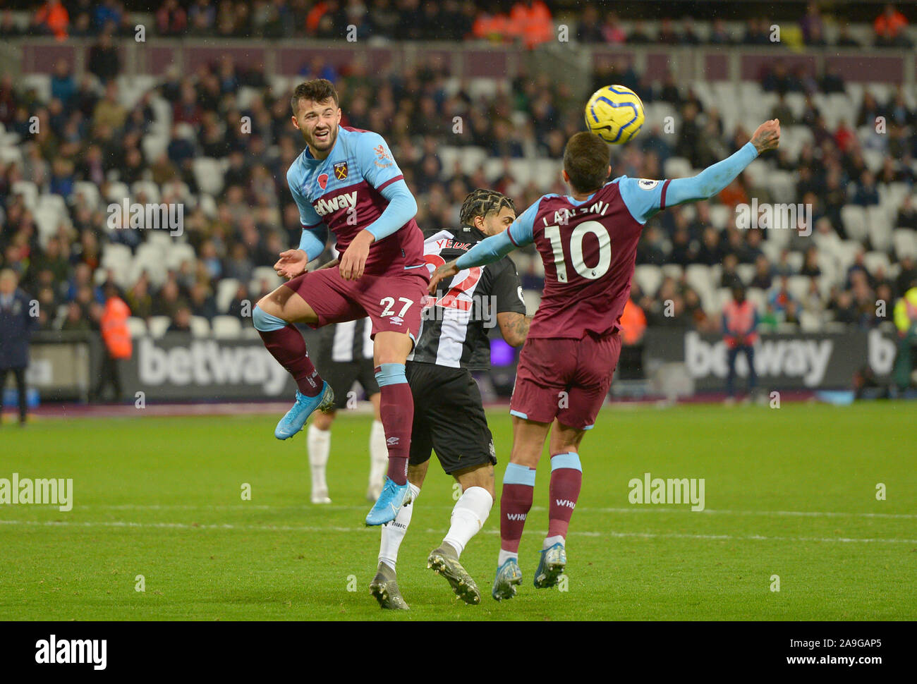 West Ham look for the equaliser as Albian Ajeti of West Ham Utd and Manuel Lanzini pile on the pressure during the West Ham vs Newcastle United Premie Stock Photo