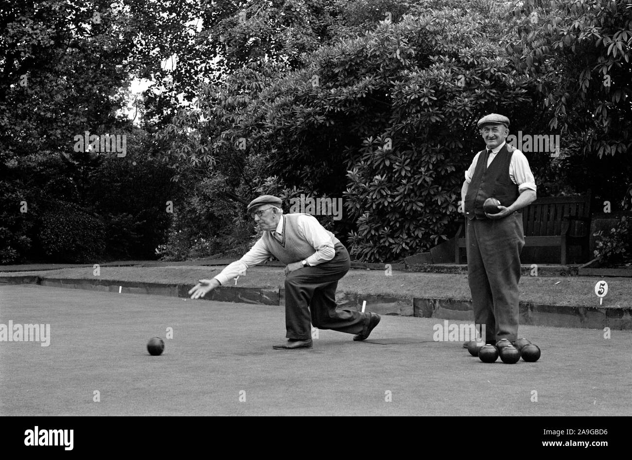 A couple of old men plays bowls in Keswick, Cumbria in 1963 Stock Photo