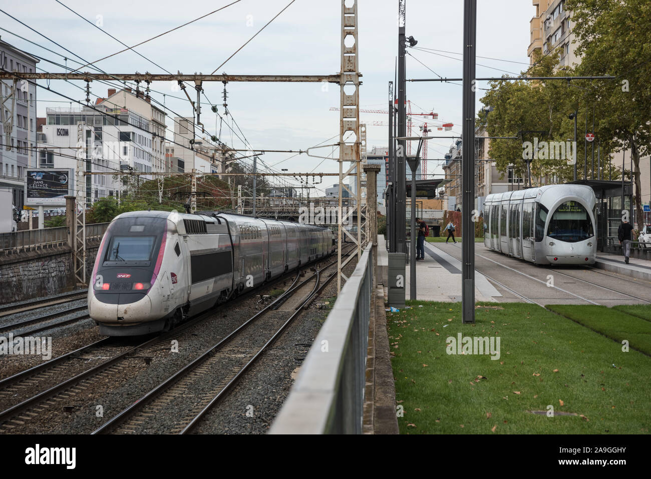 Lyon, Tramway T4 Lycee Colbert und TGV Stock Photo