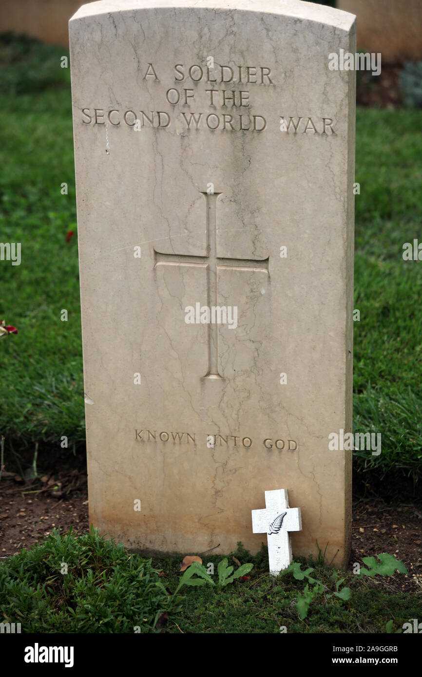 Grave of an unknown soldier in the New Zealand section of the British and Commonwealth War Cemetery below Monte Cassino showing visitors dedication Stock Photo