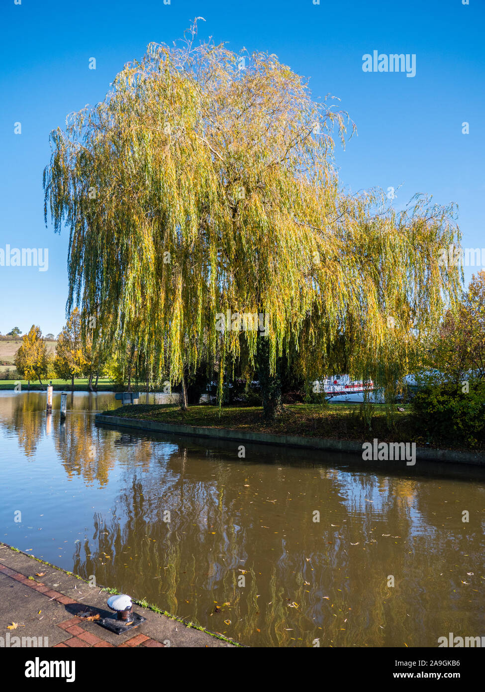 Lock and Weir, in Autumn, Mapledurham Lock, River Thames, Berkshire, England, UK, GB. Stock Photo