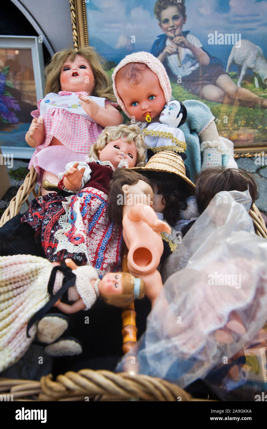 Puppen auf einem Flohmarkt Stock Photo