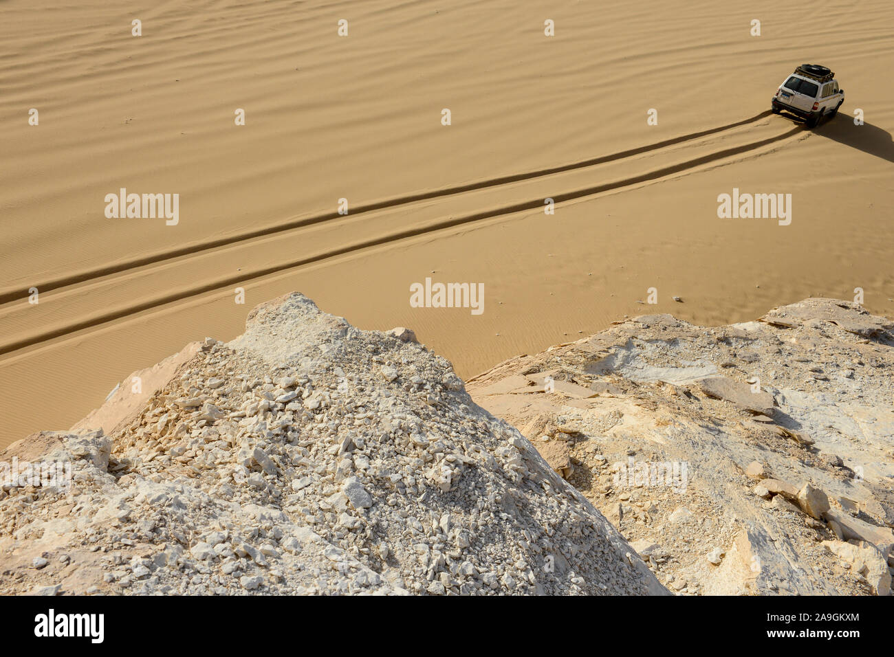 EGYPT, Farafra, Nationalpark White Desert, Naqb As Sillim - Pass of the Stairs / AEGYPTEN, Farafra, Nationalpark Weisse Wueste, Autospur im Sand Stock Photo