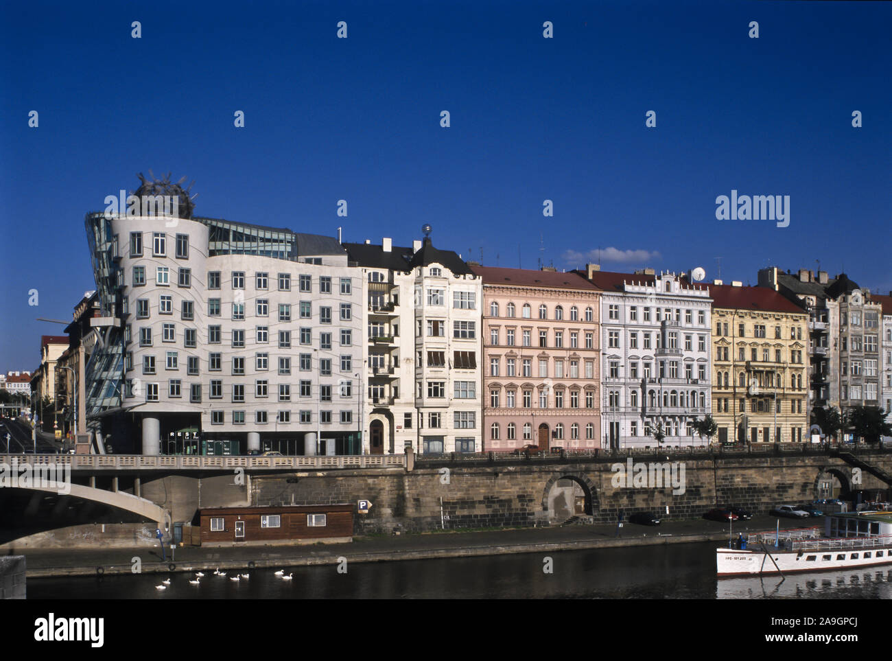 Prag, Tanzendes Haus von Frank Gehry an der Moldau - Prague, Dancing ...