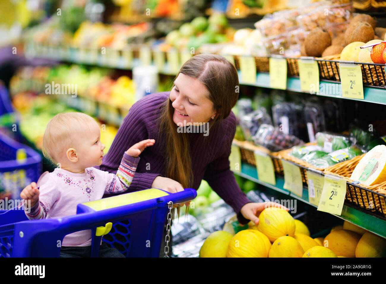 Frau mit Kleinkind kauft im Supermarkt ein, Finnland Stock Photo