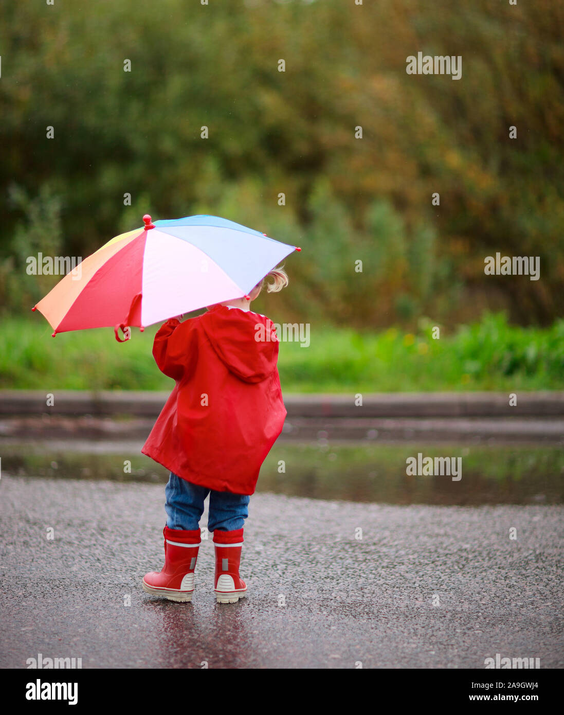 Finnland, kleines Maedchen mit Regenschirm im Regen Stock Photo - Alamy