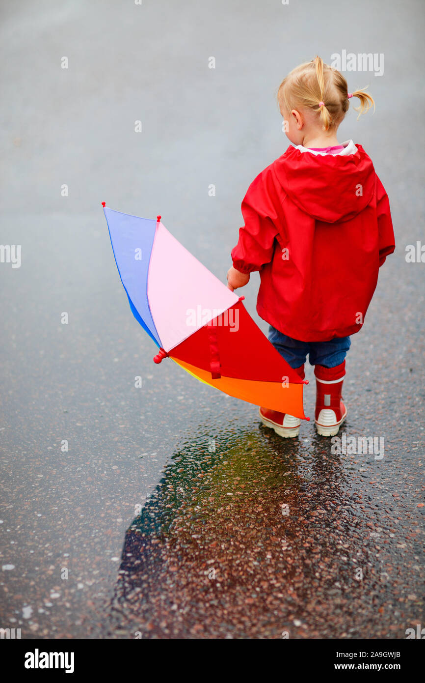 Finnland, kleines Maedchen mit Regenschirm im Regen Stock Photo