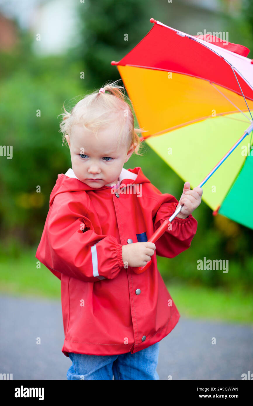 Finnland, kleines Maedchen mit Regenschirm im Regen Stock Photo - Alamy