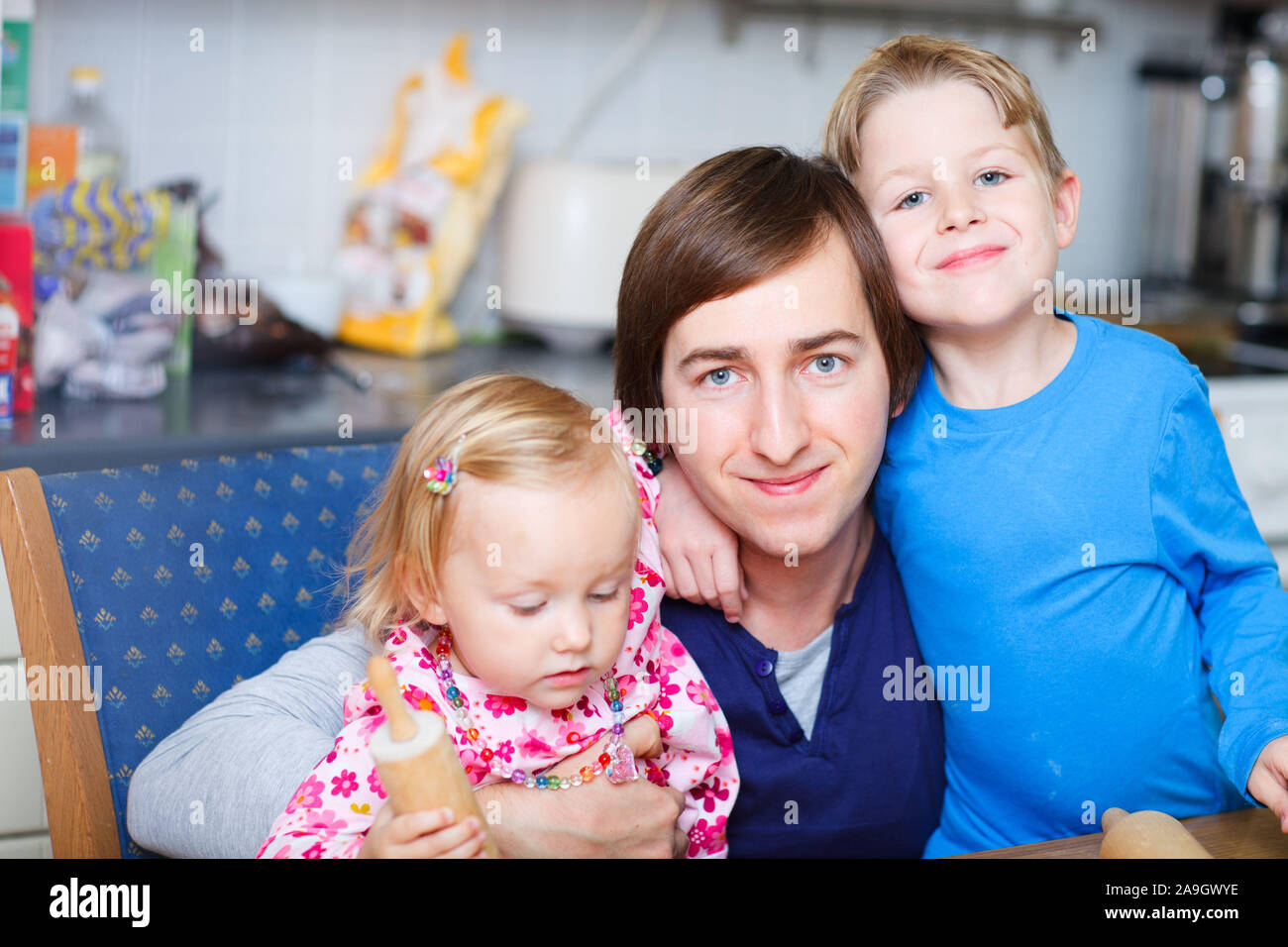 Finnland, Glueckliche Familie, Spielen und Backen, Mann und zwei Kinder Stock Photo