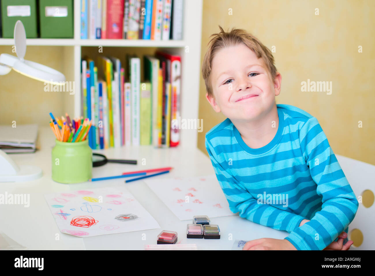 Junge spielt im Kinderzimmer, Finnland Stock Photo