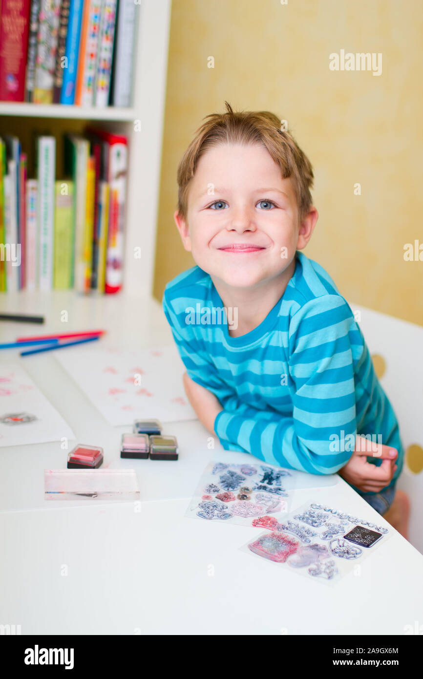 Junge spielt im Kinderzimmer, Finnland Stock Photo