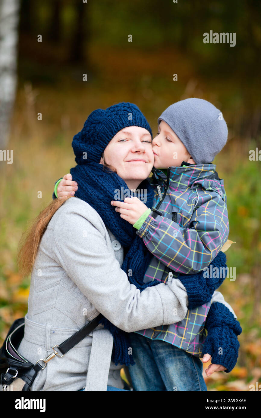 Mutter tochter küssen hi-res stock photography and images - Alamy