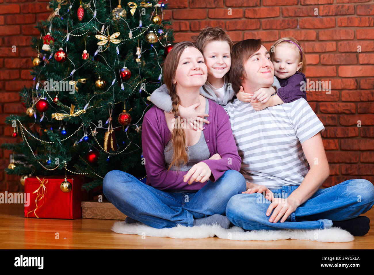 Finnland, Familie unterm Weihnachtsbaum Stock Photo Alamy