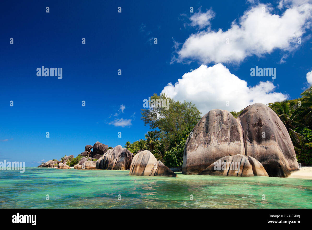 Strand Mit Felsen La Digue Seychellen Stock Photo Alamy