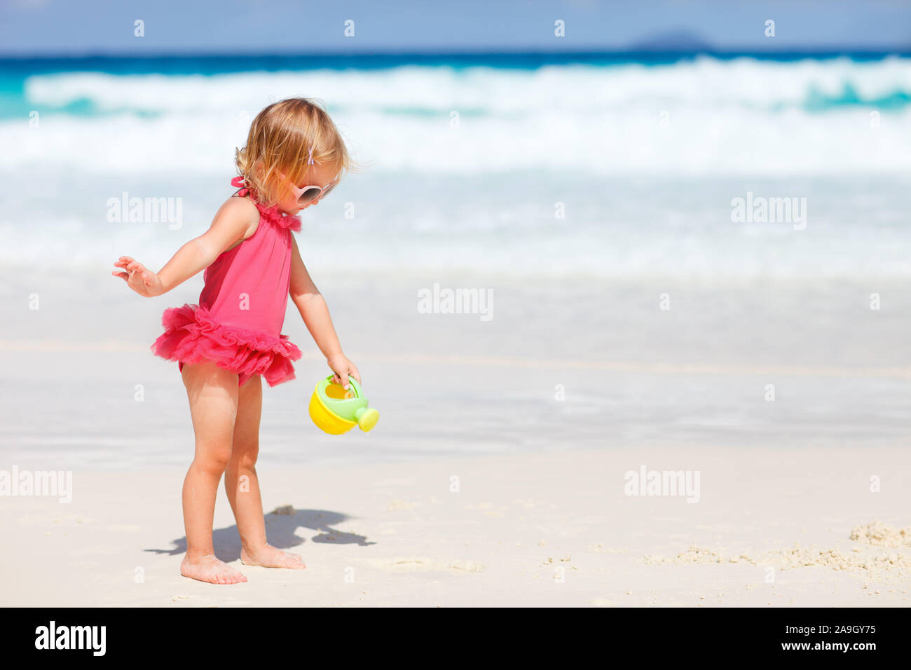Kleines Maedchen am Strand, Malediven Stock Photo