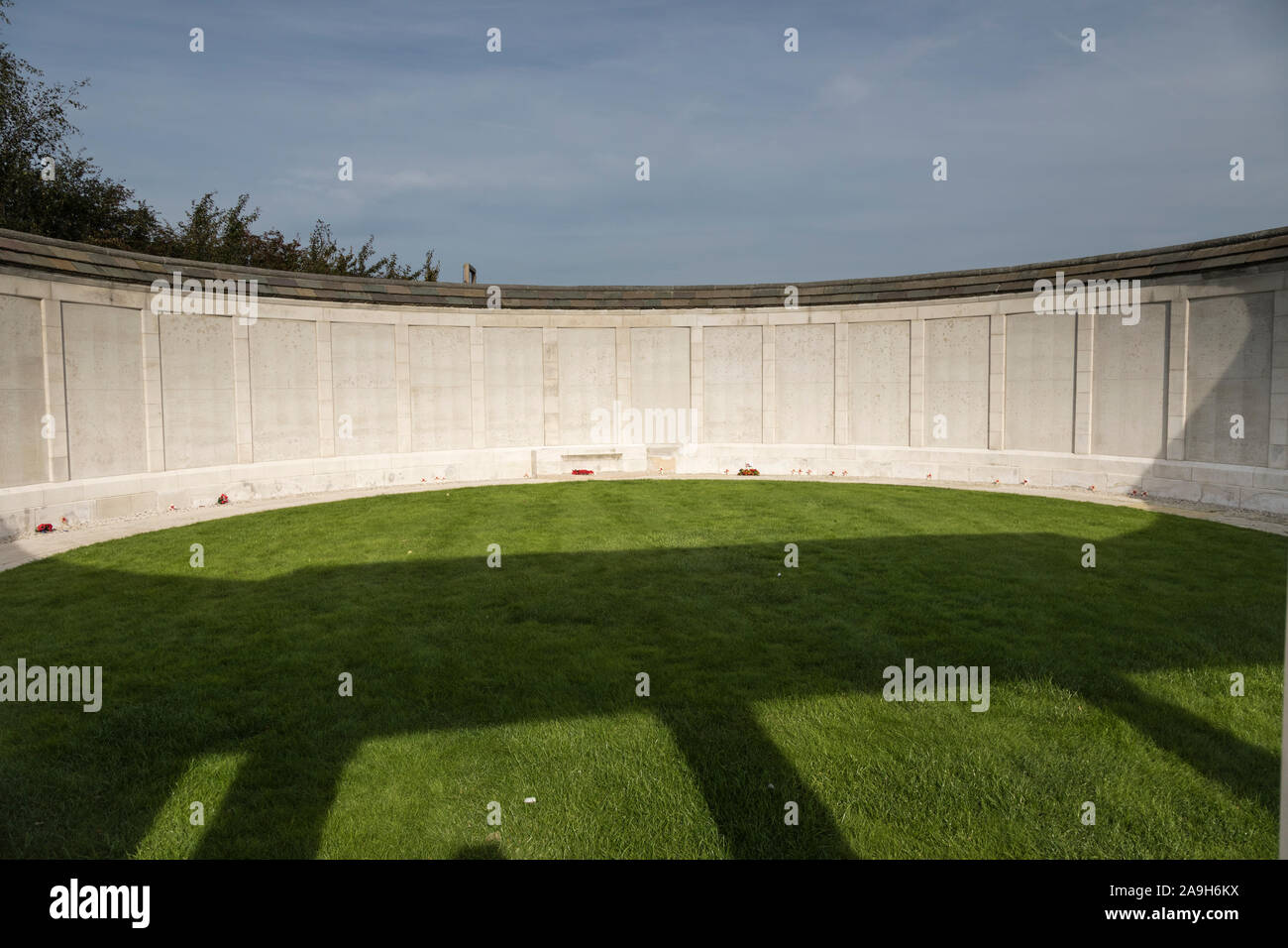 The memorial wall (of soldiers with no known grave), within the Commonwealth War Graves Commission (CWGC) Tyne Cot military cemetery at Zonnebeke Stock Photo