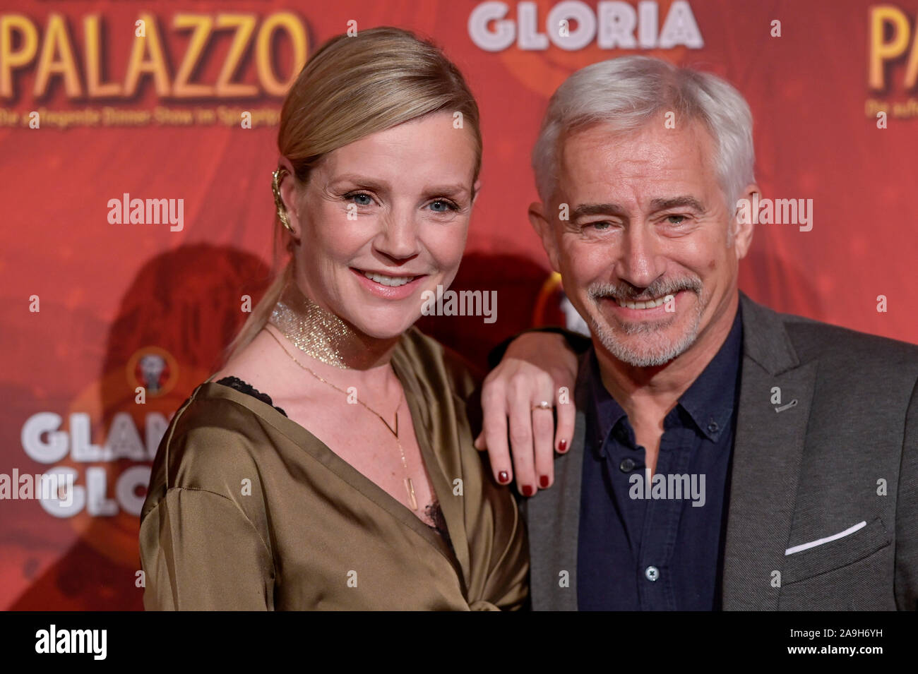 Hamburg, Germany. 15th Nov, 2019. Gerry Hungbauer, actor, and Kim-Sarah Brandts, actress, appear at the premiere of the new Palazzo show 'Glanz & Gloria' in the tent in front of the Deichtorhallen on the red carpet. The dinner show in the 'Spiegelpalast' is one of five 'Palazzo' dinner shows in Germany where well-known chefs will be the hosts. Credit: Axel Heimken/dpa/Alamy Live News Stock Photo
