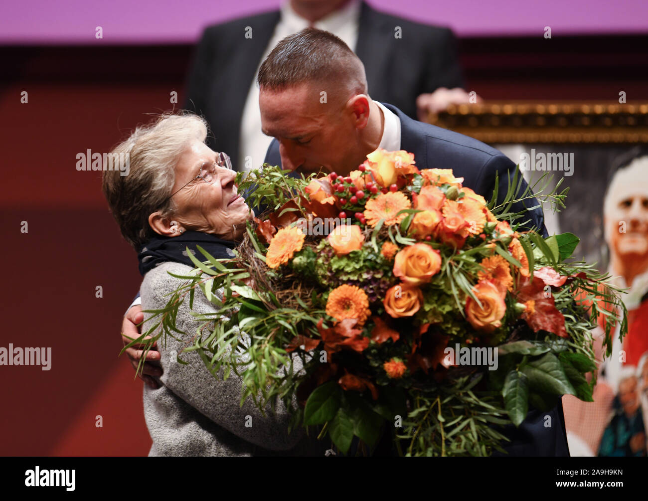 15 November 2019, Bavaria, Munich: Soccer: Bundesliga, Annual General Meeting FC Bayern Munich in the Olympiahalle. Susanne Hoeneß (l), wife of Uli Hoeneß, receives flowers from Franck Ribery (r), former FC Bayern player. Photo: Tobias Hase/dpa Stock Photo