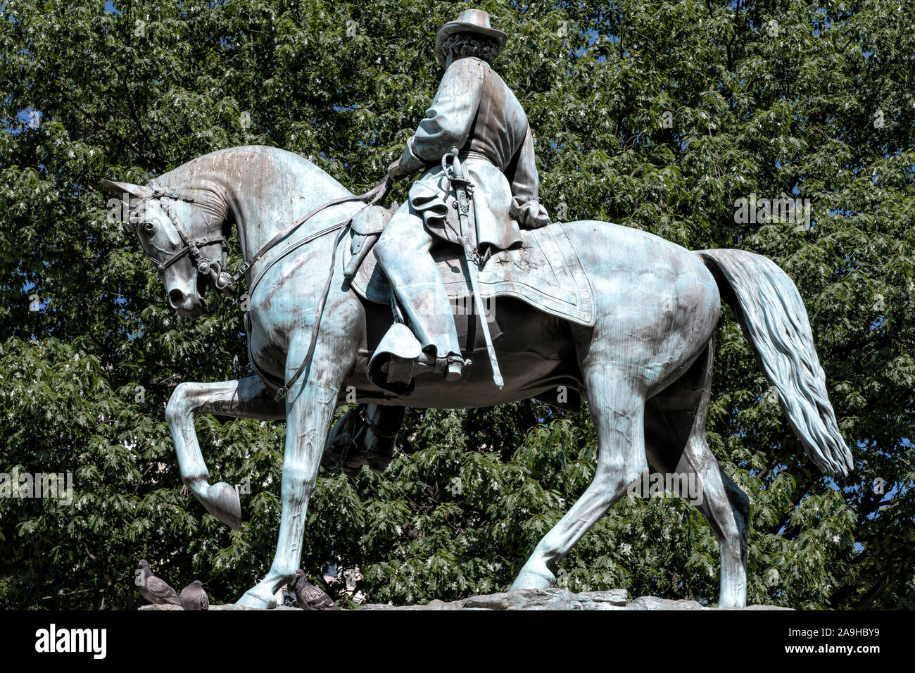 WASHINGTON DC, United States — A statue of Major General James B. McPherson (1828 – 1864), a Union General in the Civil War. He was killed at the Battle of Atlanta on July 22, 1964. An inscription on the eastern side of the base reads: 'Erected by his comrades of the Society of the Army of the Tennessee.' The statue is the centerpiece of McPherson Square in northwest Washignton DC, bounded by K, I, 15th streets and Vermont Ave. Stock Photo