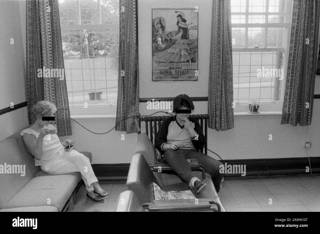 HM Prison Styal Wilmslow Cheshire England 1986 Two older women prisoners relaxing having a smoke in the afternoon after work has been completed. HOMER SYKES Stock Photo